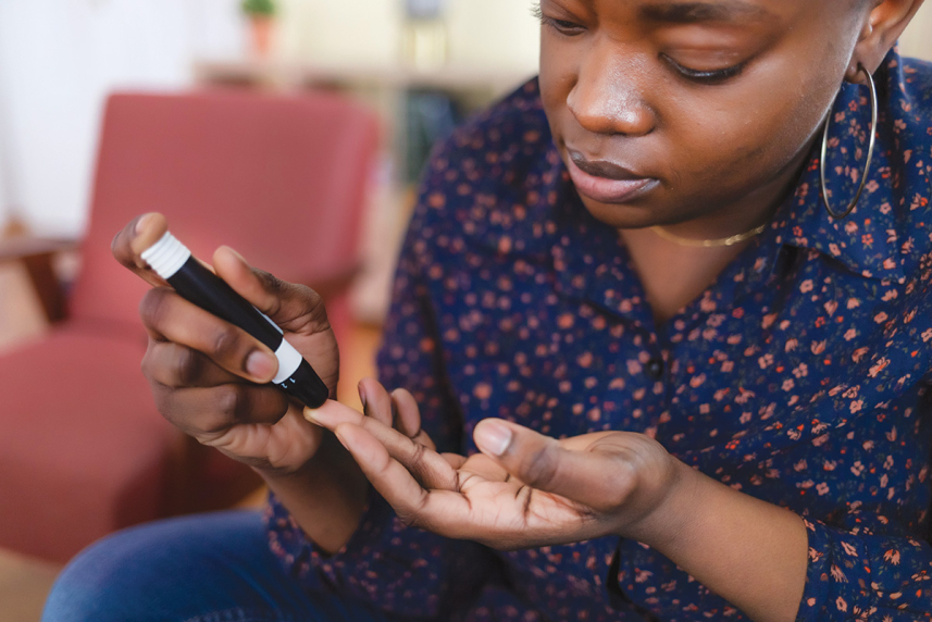 Una persona controlando su nivel de azúcar en sangre.