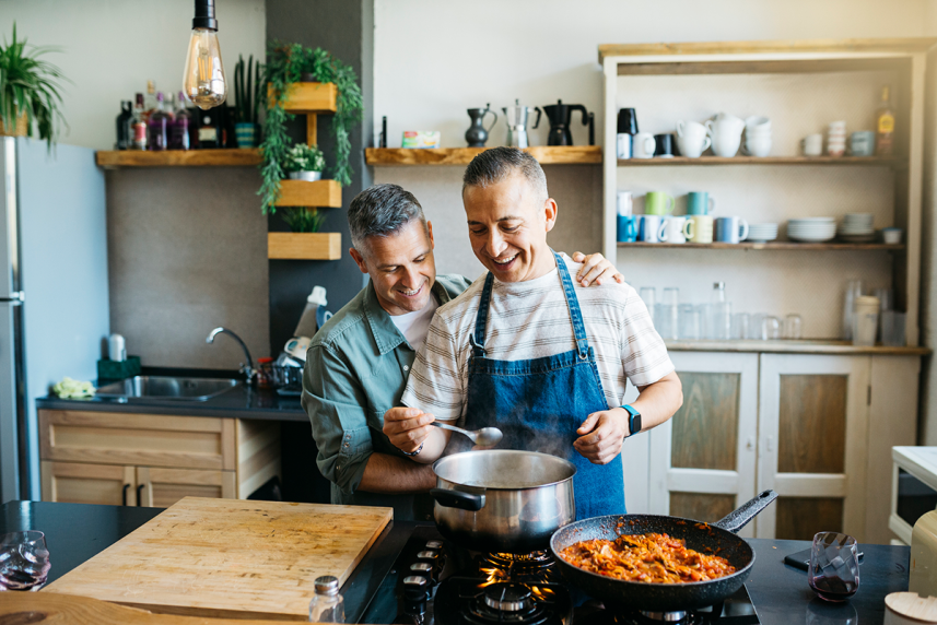 Dos hombres cocinando la cena.